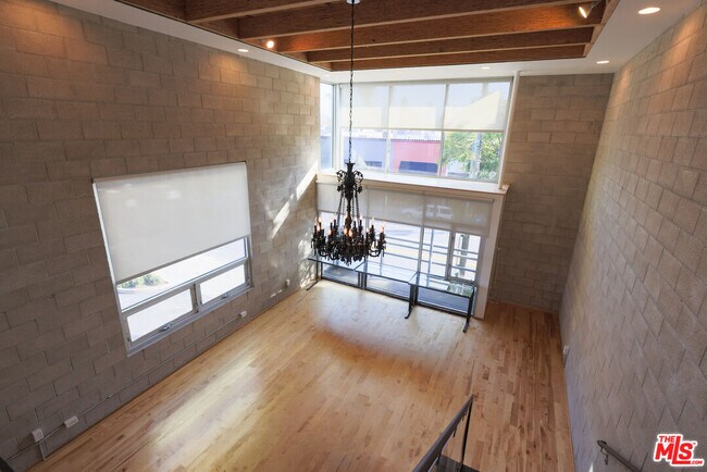 Building Photo - 6615 Melrose Ave