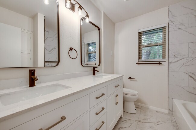 Building Photo - 611 Ray Andra Dr