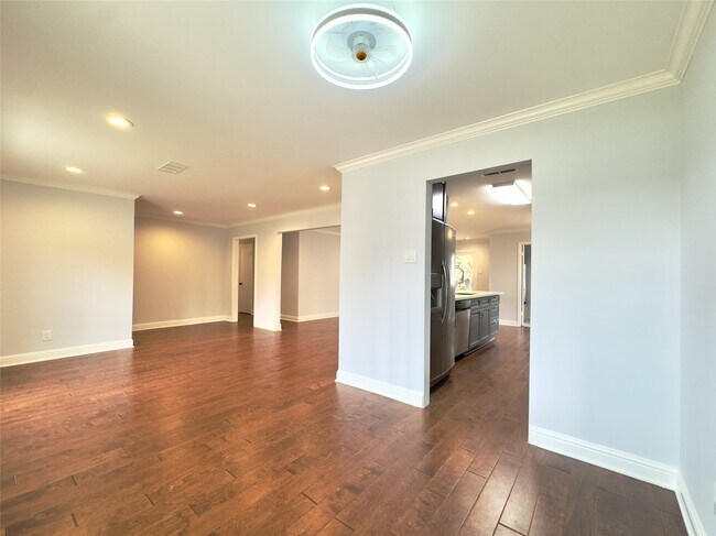 Building Photo - 1415 Mapleton Dr