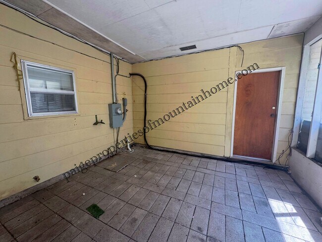 Building Photo - 501 Lynette Ave