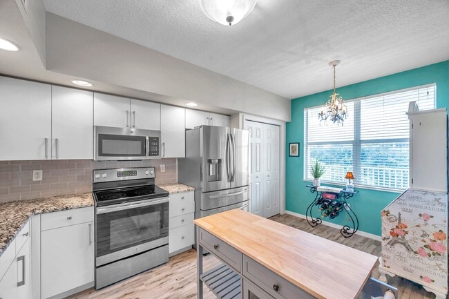 Building Photo - 1200 Country Club Dr