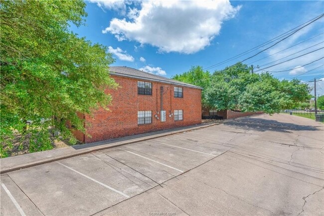 Building Photo - AUGUST PRE-LEASE!! Charming 3/2 on bus route!