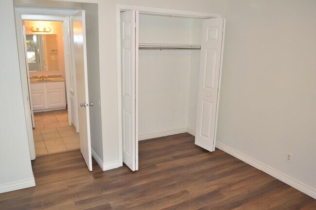 Building Photo - Beautiful Condo in Prime Centerville Location!