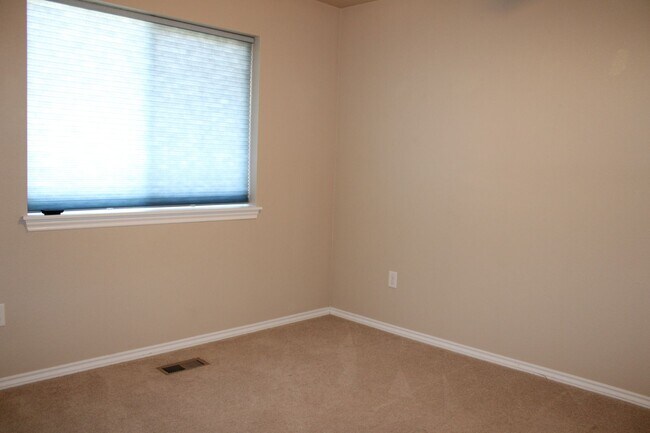 Building Photo - Stunning 3 Bedroom Home in North Fort Coll...