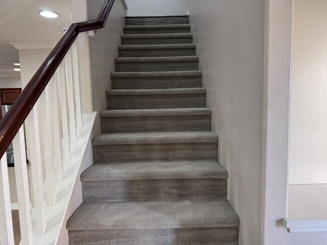 Building Photo - Beautiful 3 Bedroom, 2 1/2 Bath Condo, In Riverside