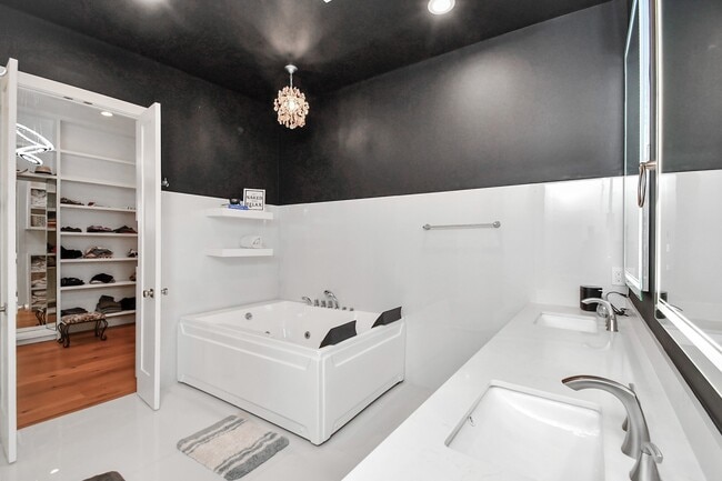 Building Photo - 2303 Yupon St