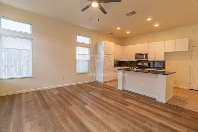 Building Photo - 4142 Pinehurst Cir