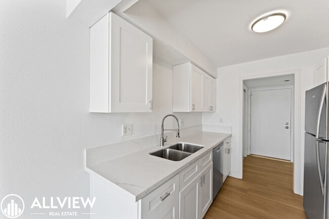 Building Photo - Newly Renovated 1 Bed / 1 Bath in Gated El Segundo Community – Pool, Gym, Parking & Prime Location