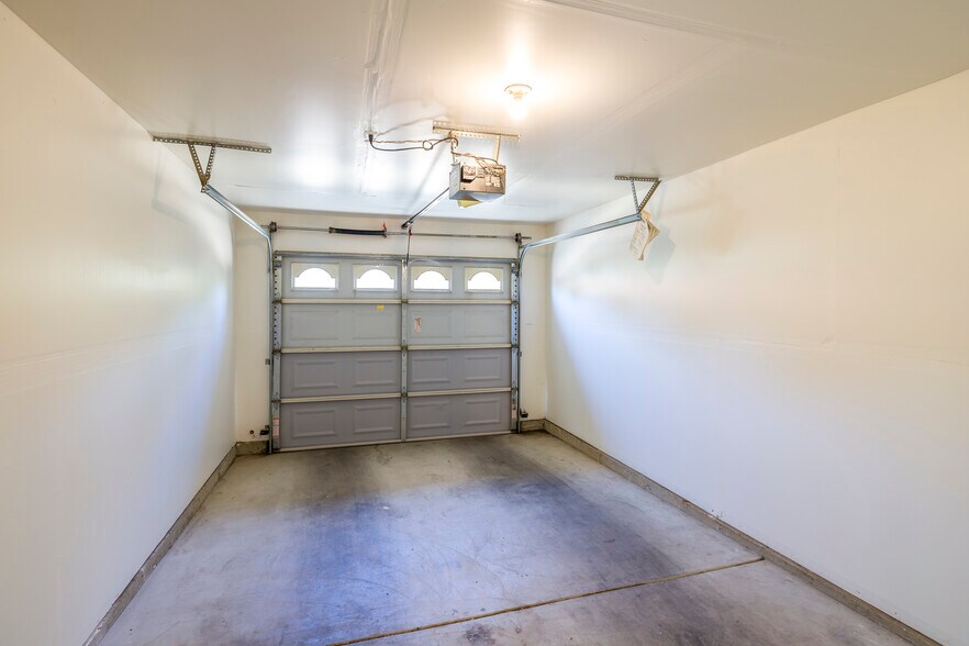 Building Photo - 1542 E Alluvial Ave