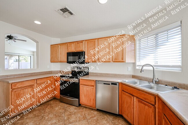 Building Photo - MOVE IN READY 4 BR IN WINDMILL RANCH