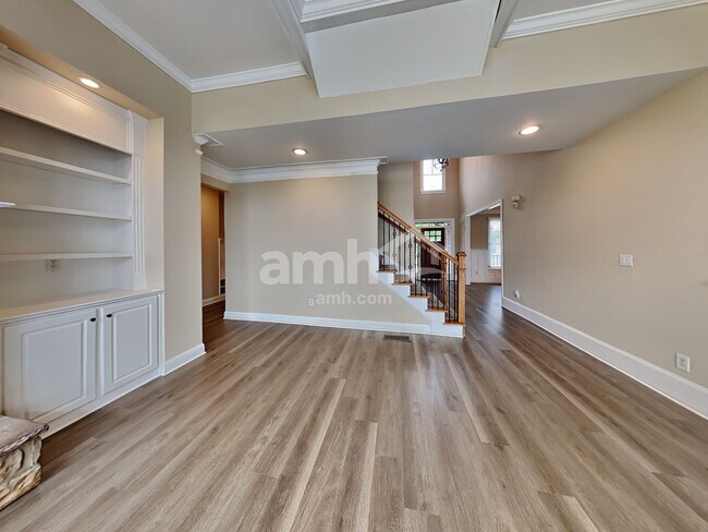 Building Photo - 333 Silver Top Dr SE