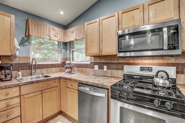 Building Photo - 1715 Foxfire Dr