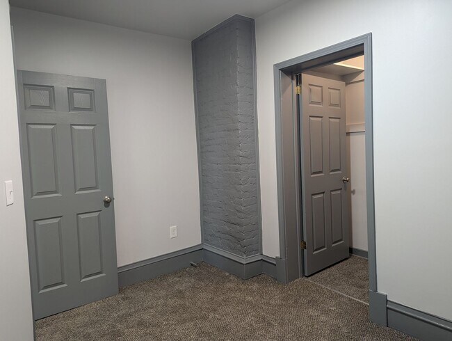 Building Photo - Newly Remodeled 2nd floor Apartment with v...