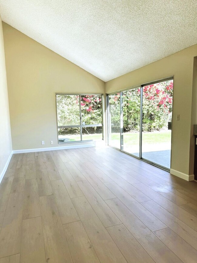 Building Photo - Spacious and Well Maintained 4 Bedroom Hom...