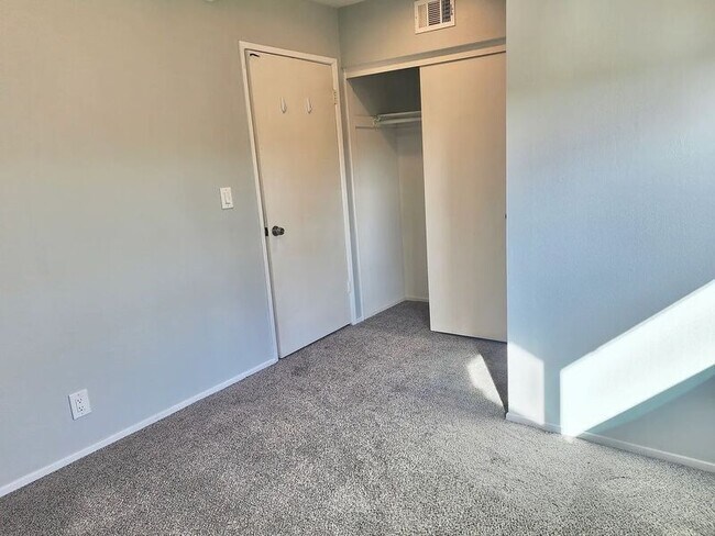 Building Photo - 8396 Sunbeam Cir