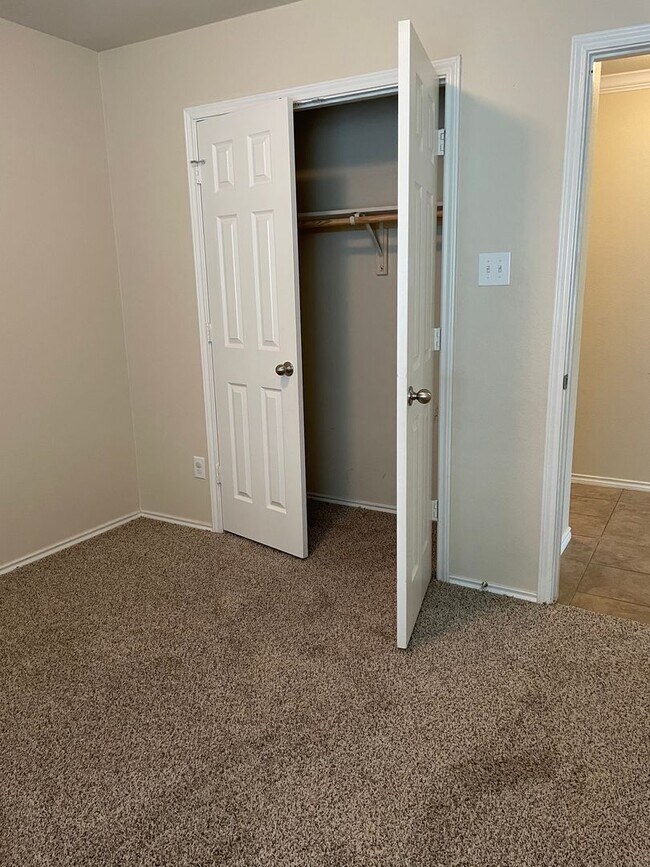 Building Photo - Application Received! 3 bed, 2 bath with B...