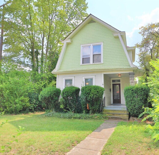 Primary Photo - 5 Bedroom Quiet OSU North Campus private home