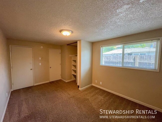 Building Photo - Perfect for college students! Close to campus