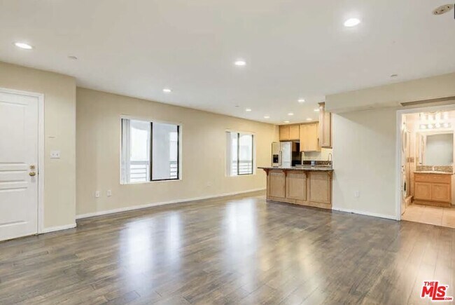 Building Photo - 6815 Baird Ave