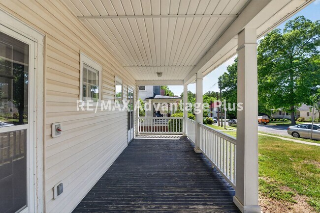 Building Photo - 106 Grove St