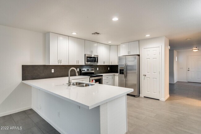 Building Photo - 8337 W Hughes Dr