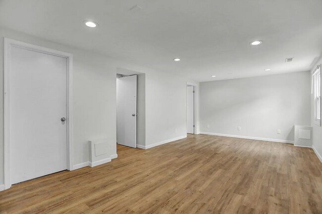 Building Photo - Gorgeous 5 Bedroom In Harford County Ready...