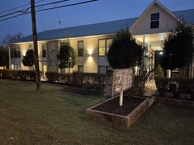 Building Photo - 246 White Bridge Pike