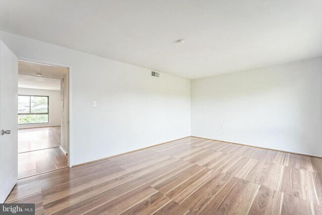 Building Photo - 5758 Village Green Dr