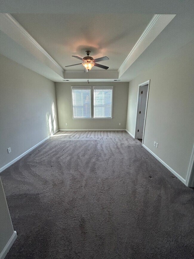 Building Photo - Spacious End Unit in Prime Location!