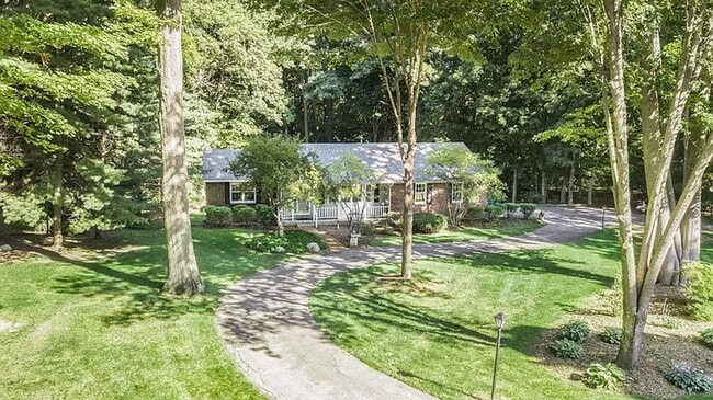 Primary Photo - Beautiful 3BD/2.5BA Ranch in Park-like Set...