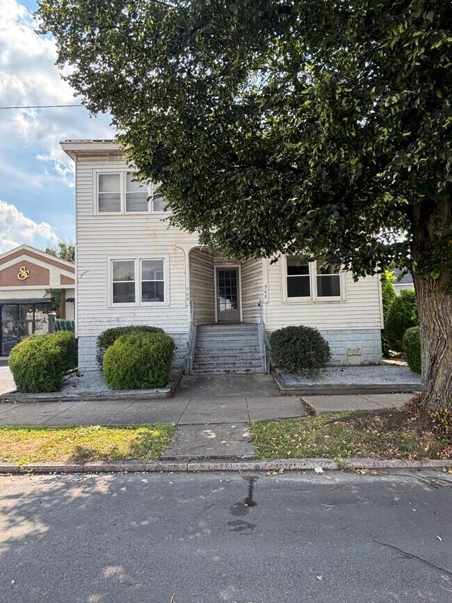 Building Photo - 2 bedroom available in Kingston!