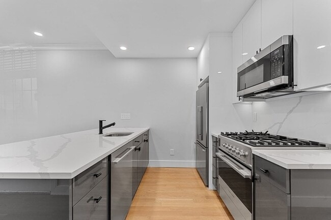 Building Photo - 535 Newbury St