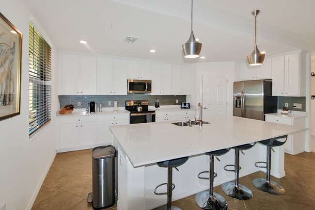 Building Photo - 10792 Tarflower Dr