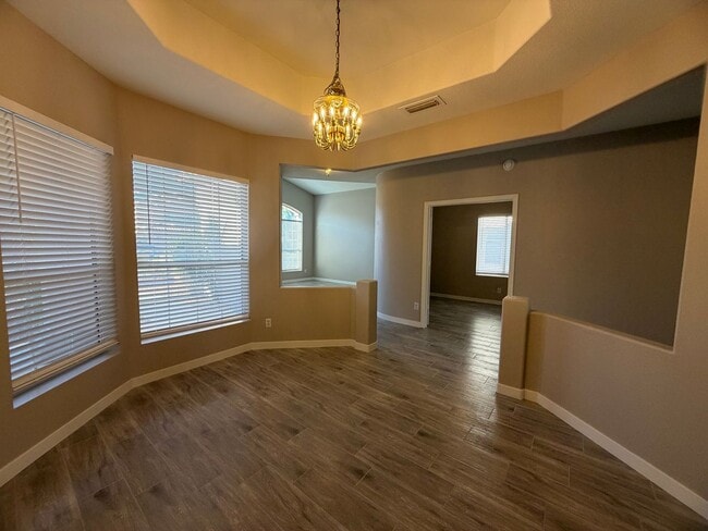 Building Photo - UPDATED BEAUTY IN GARDEN LAKES