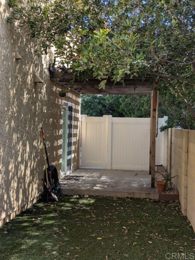 Building Photo - 402 E Meats Ave