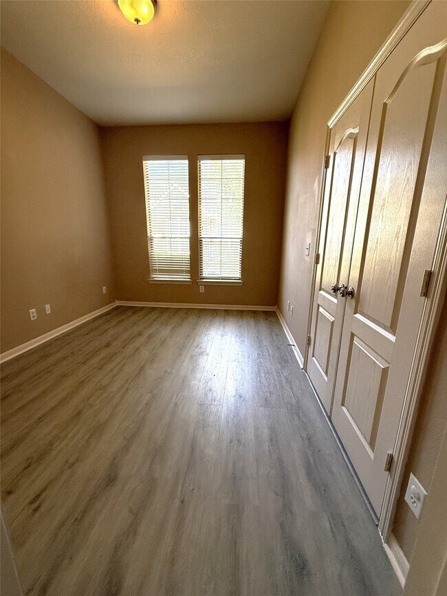 Building Photo - 3305 Knollcrest Ln