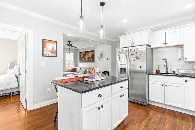 Building Photo - 32 Watts St