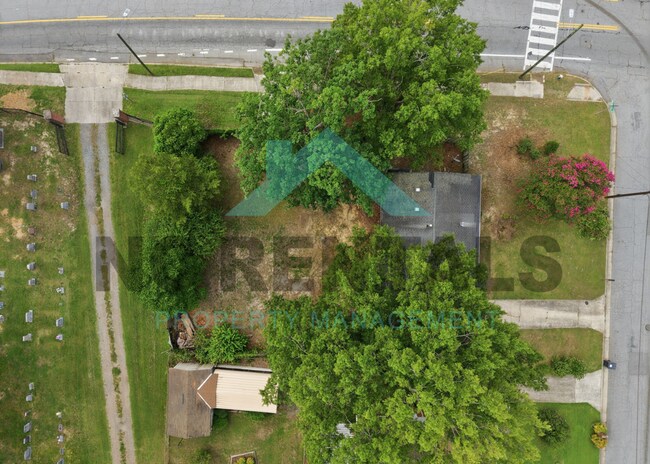 Building Photo - 1800 Woodmere Dr