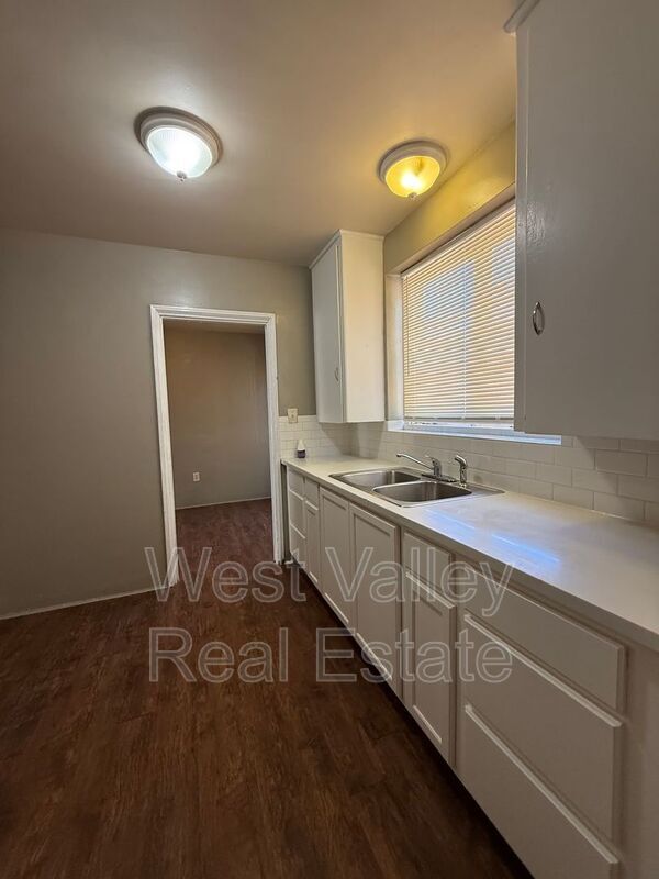 Building Photo - 511 Philippine St