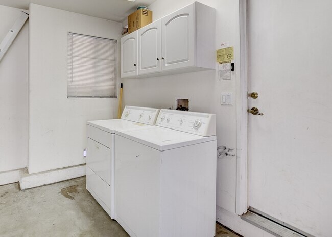 Building Photo - 1939 Felspar St