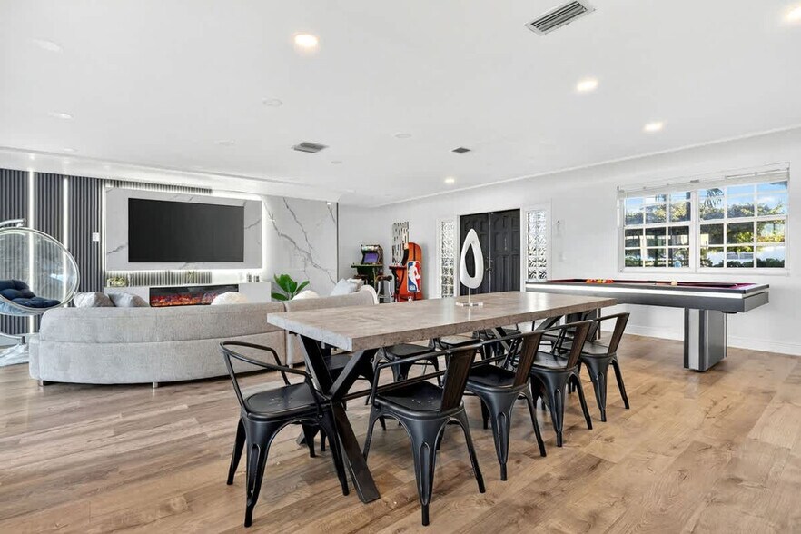 Building Photo - 2365 NE 195th St