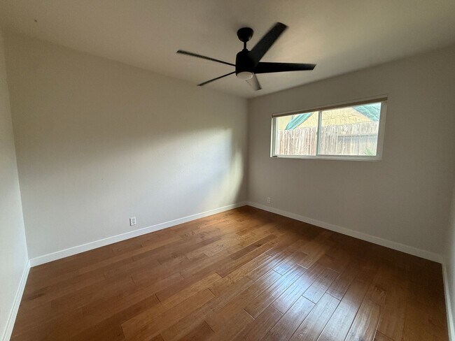 Building Photo - 1115 Balour Dr