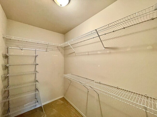Building Photo - Spacious Top-Floor 3-Bedroom Condo