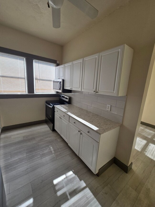Building Photo - CHARMING AND UPDATED 2 BEDROOM 1 BATH.  MO...