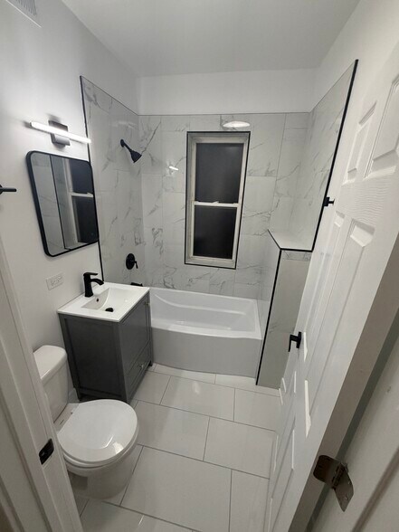 Building Photo - 3049 W Berteau Ave
