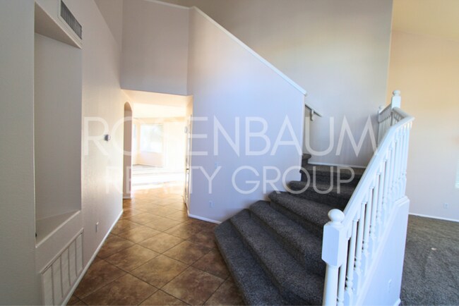 Building Photo - 5-beds, 3-baths Waterfront home in Gilbert...