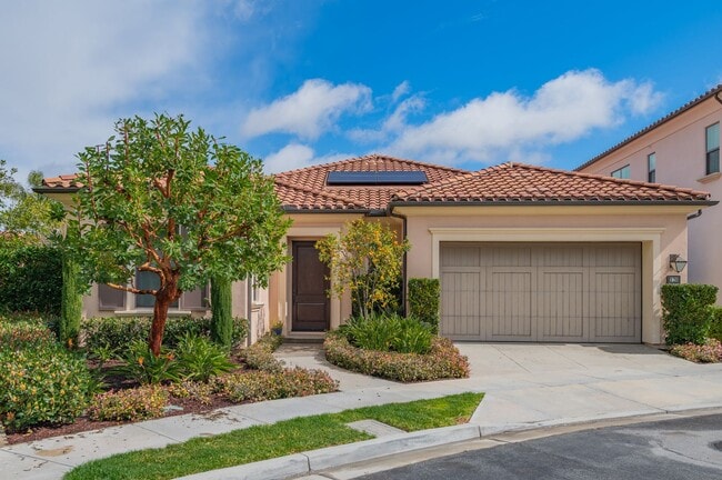 Building Photo - Fully Renovated 2 Bed, 2.5 Bath + Den Single Story Home Available NOW in Eastwood Village in Irvine!