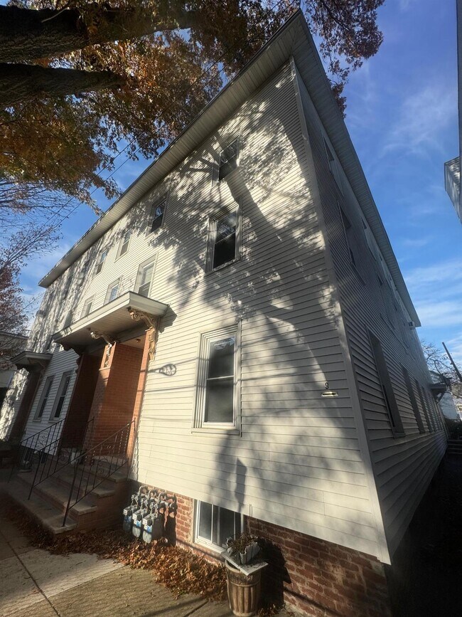 Building Photo - 13 Bristol St