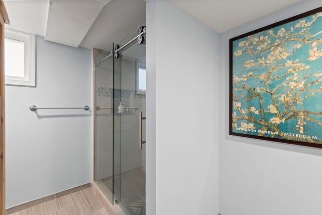 Building Photo - Spacious 4-Bedroom Mid-Century Home in Vie...