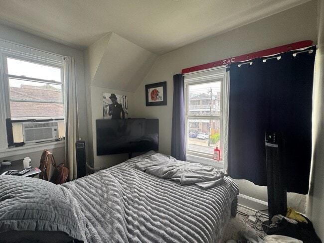 Building Photo - 6 bed/2 bath on Probasco St., Mins. from UC for Only $700/pp ($4200/mo)!